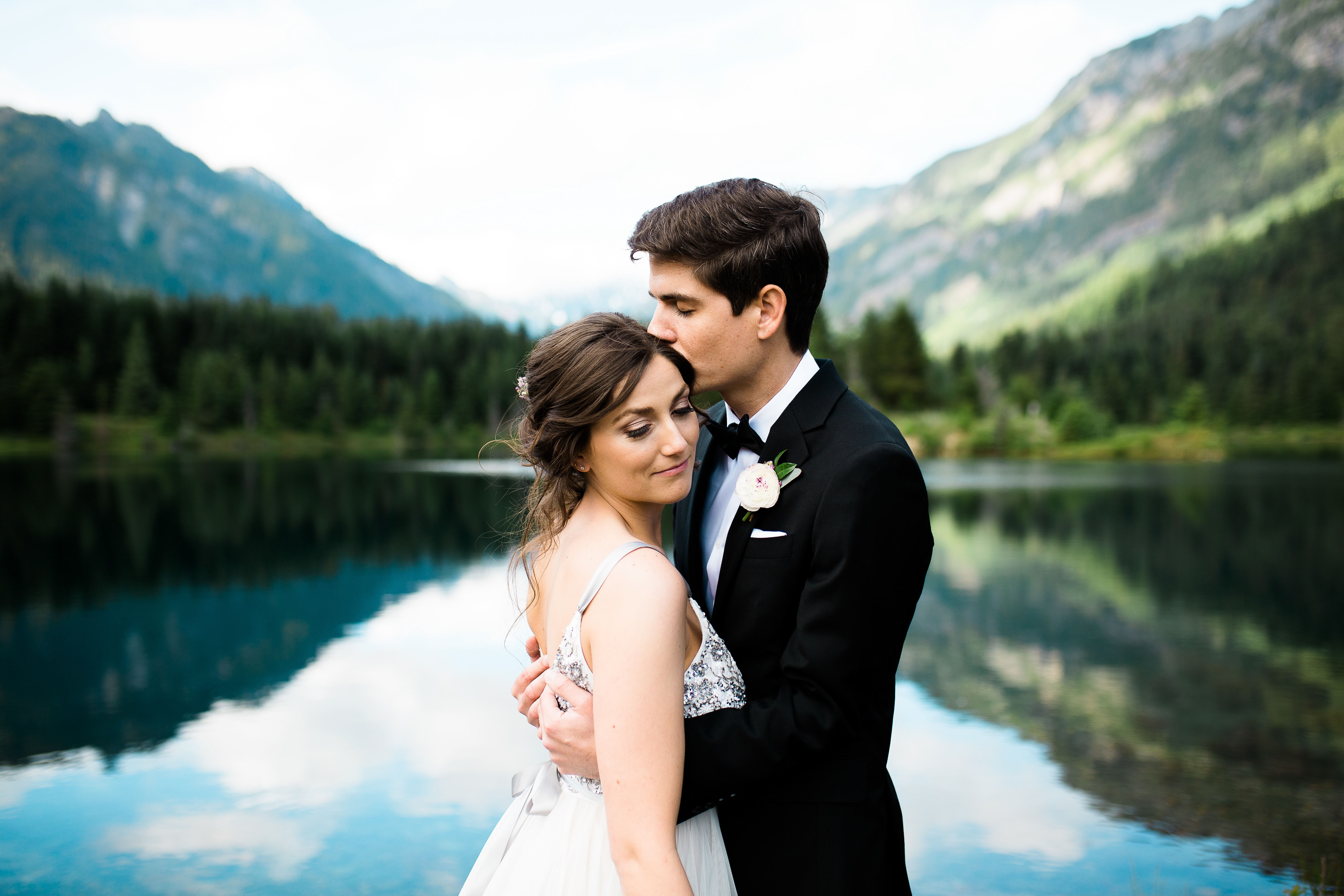 13_elopement-snoqualmie-pass-waterfall-goldcreek-pond-washington-seattle-photographer-wedding-6