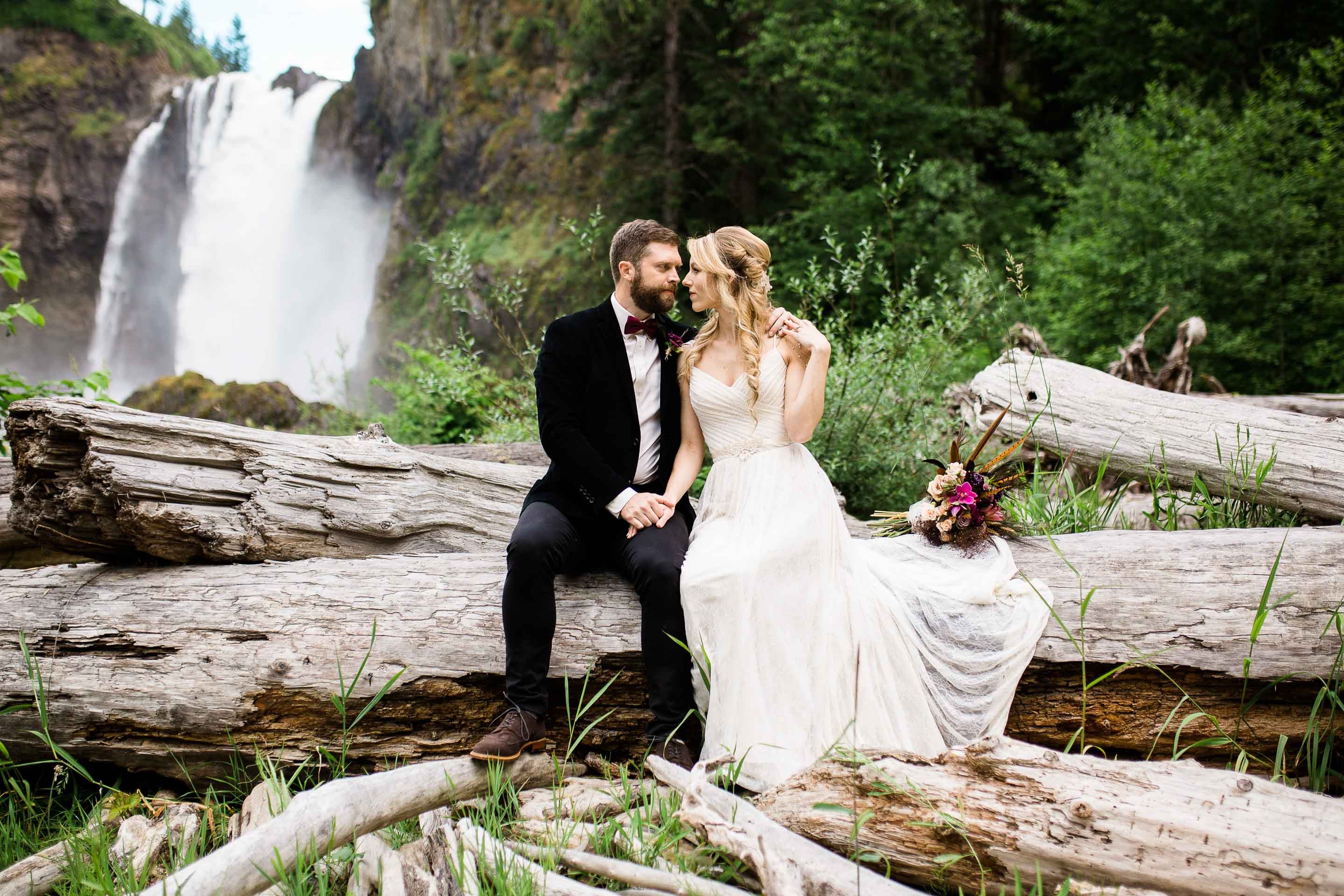 18_Outdoor-Wedding-Seattle-Elopement-Photographer-Snoqualmie-Falls-2