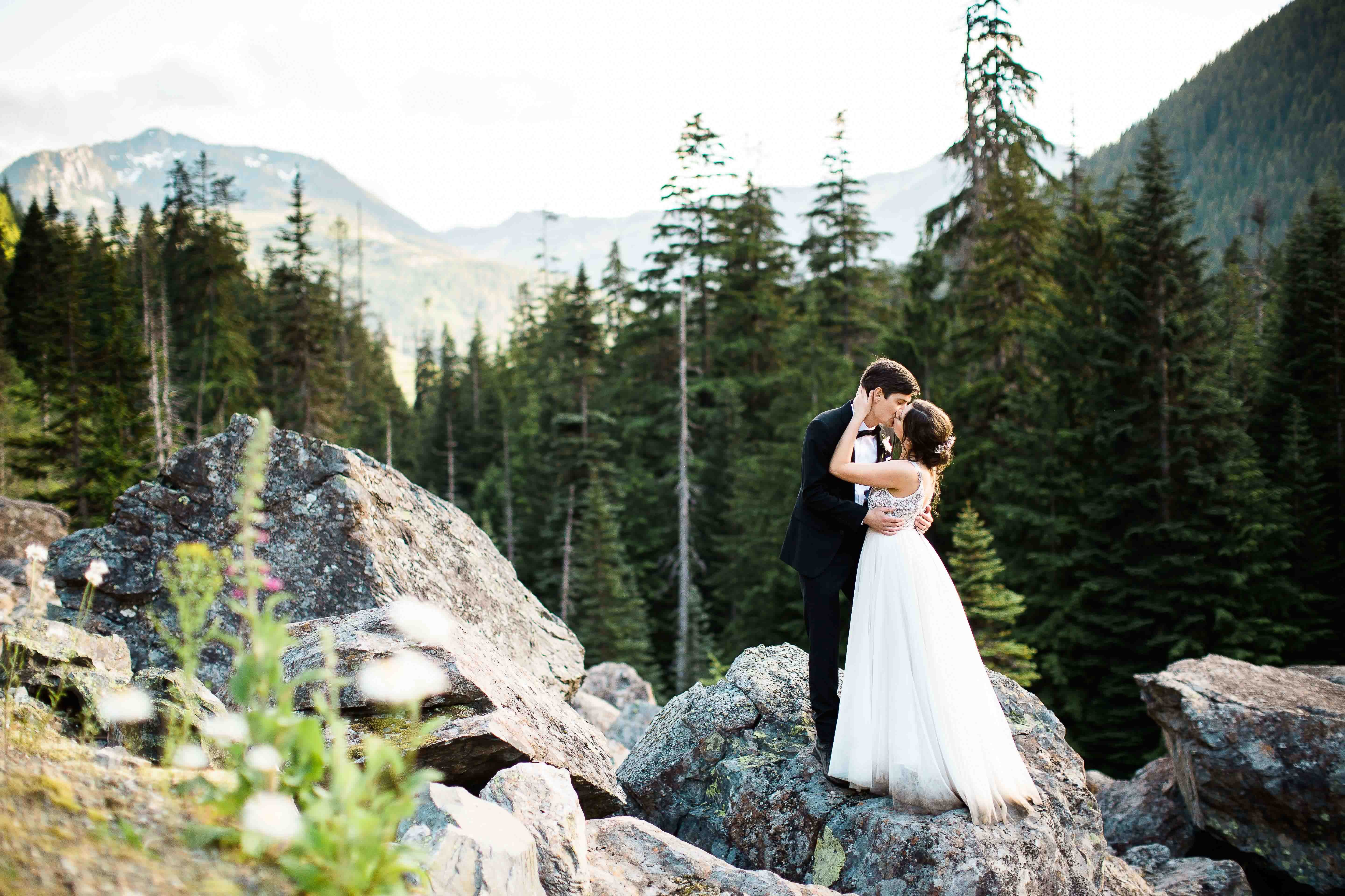 20_elopement-snoqualmie-pass-waterfall-goldcreek-pond-washington-seattle-photographer-wedding-17