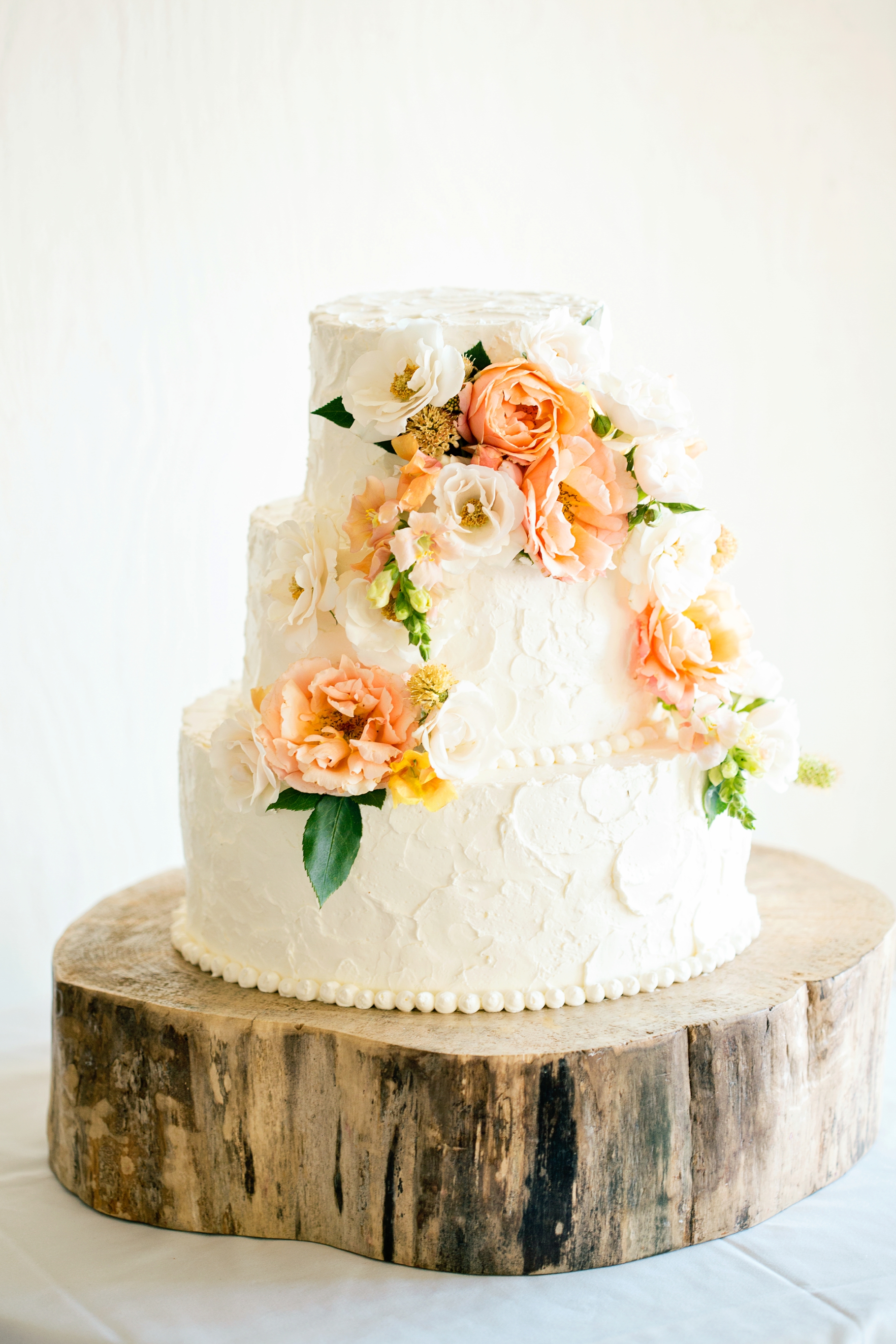 37-White-Cake-Flowers-Reception-San-Jaun-Island-Roche-Harbor-Resort-Wedding-Photographer-Northwest-Seattle-Photography-by-Betty-Elaine