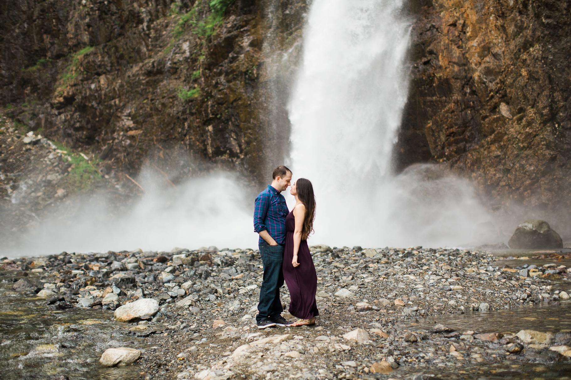 Franklin-Falls-Snoqualmie-Engagement-Seattle-Wedding-Photographer-Adventure-Photography-by-Betty-Elaine_0001