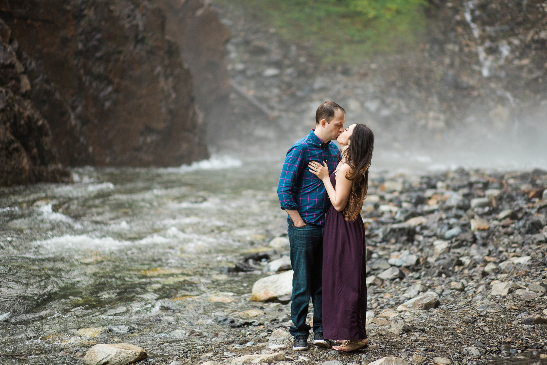 Franklin-Falls-Snoqualmie-Engagement-Seattle-Wedding-Photographer-Adventure-Photography-by-Betty-Elaine_0010