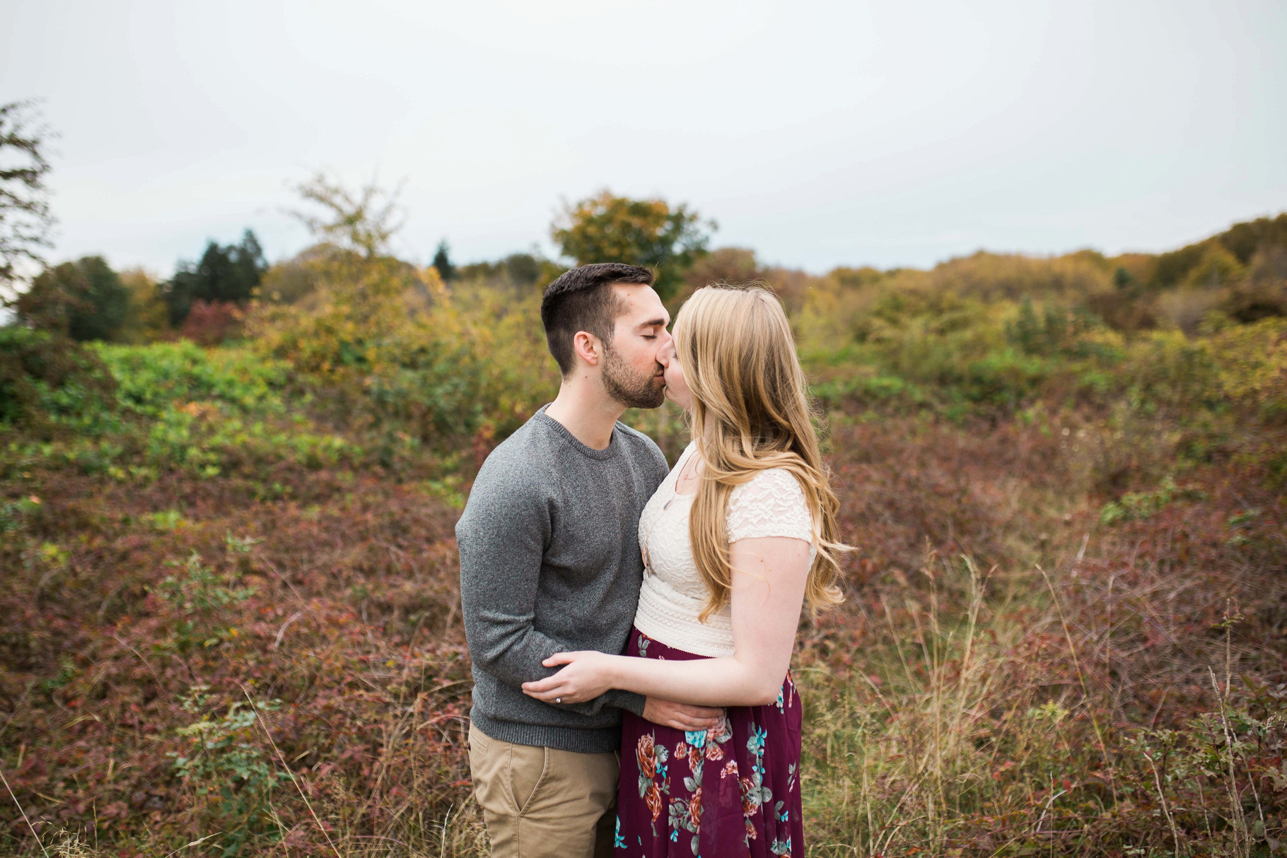 anniversary-fall-portrait-session-seattle-wedding-photographer-discovery-park_0001