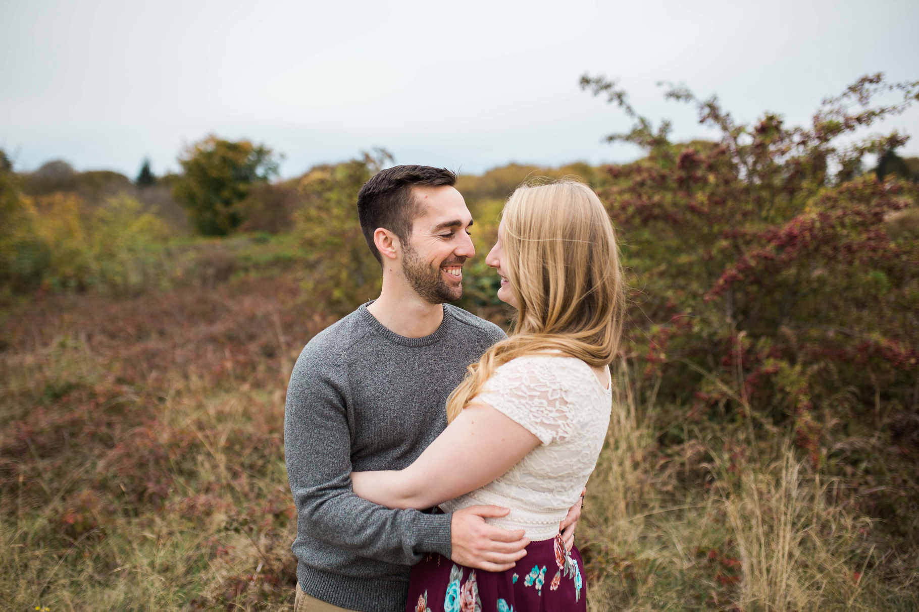 anniversary-fall-portrait-session-seattle-wedding-photographer-discovery-park_0016
