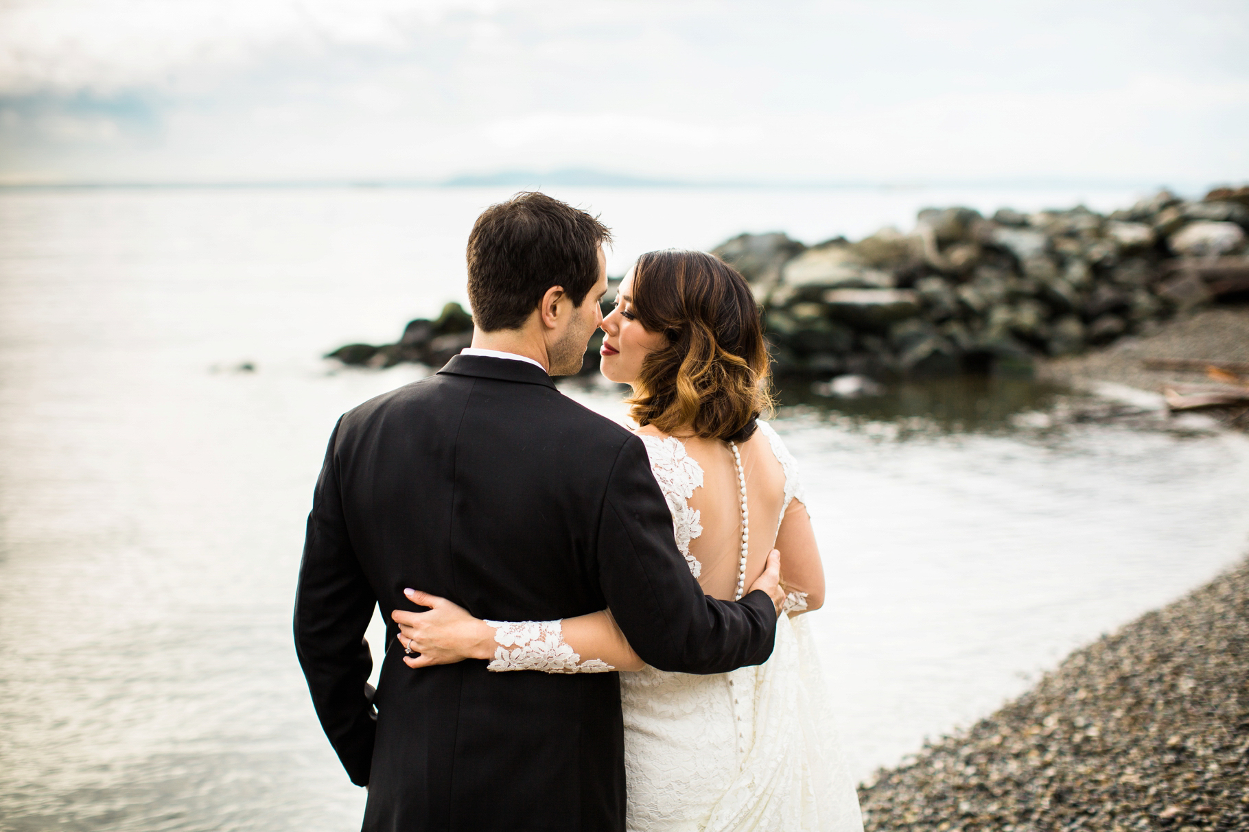 17-Eloping-in-Seattle-packages-Edgewater-hotel-wedding-seattle-photographer-Olympic-Sculpture-Park-bride-groom-portraits