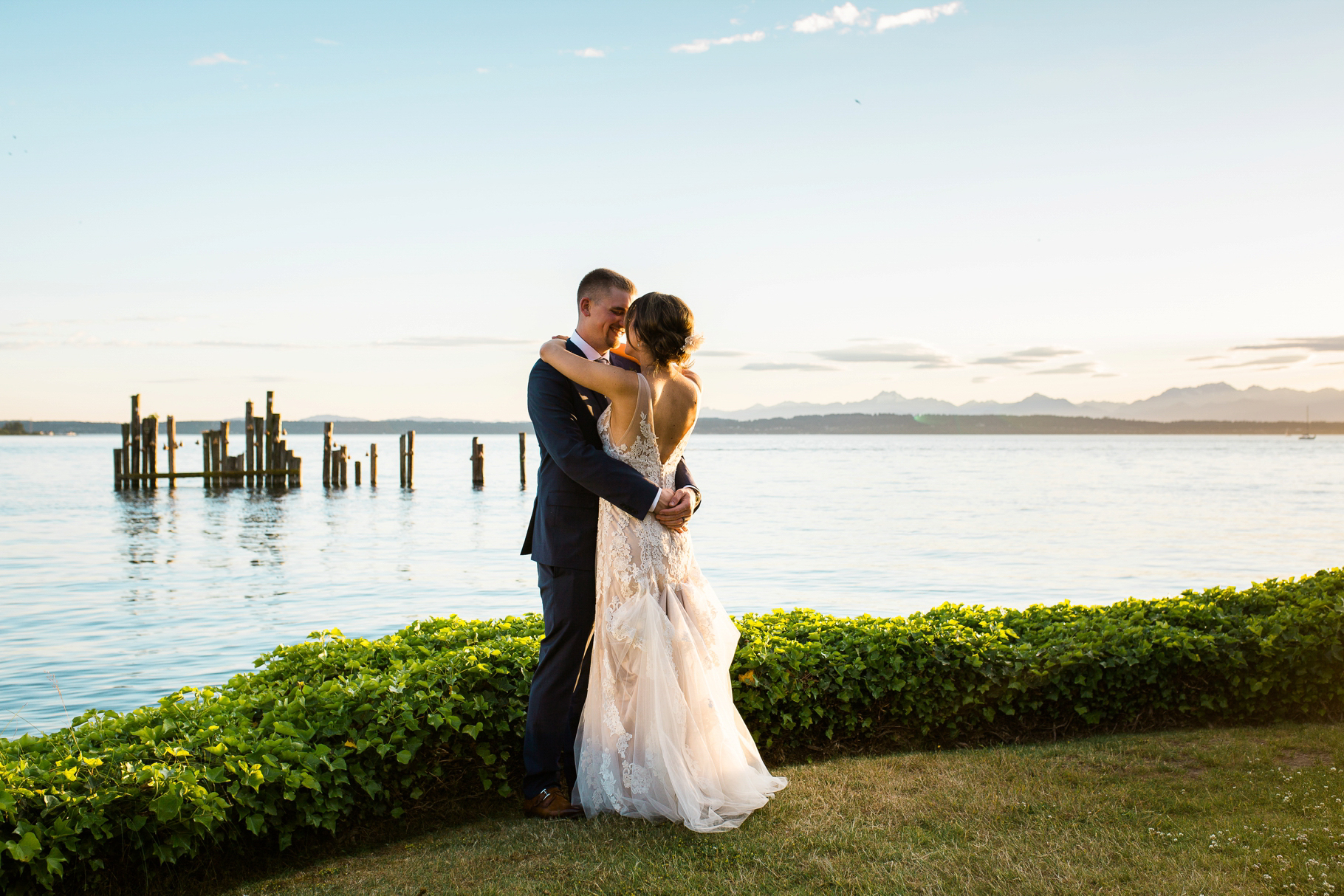 26-Ballard-Bay-Club-Seattle-Wedding-Photographer-sunset-portraits-summer-waterfront-venue