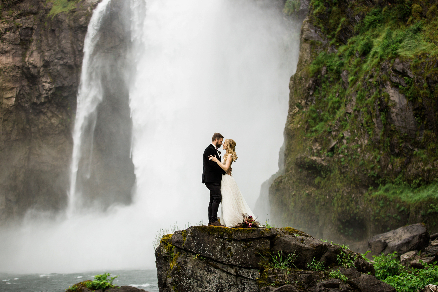 23-Adventure-Elopement-Waterfall-Seattle-Wedding-Photographer-Snoqualmie-Falls-Hike