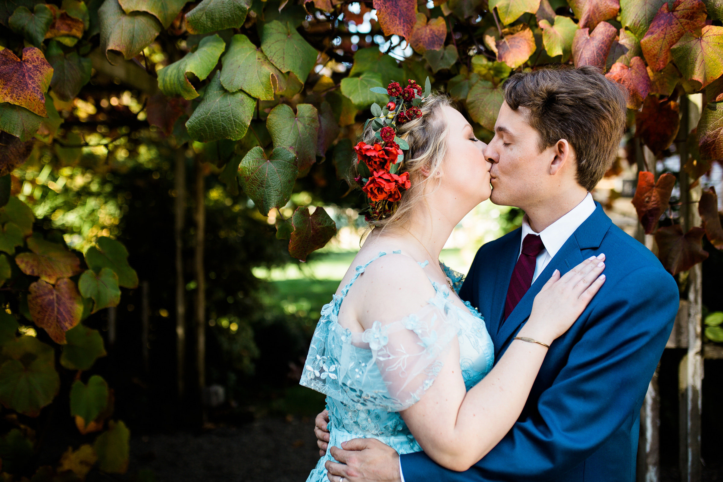 12-Black-Diamond-Gardens-Wedding-Seattle-Photographer-Bride-Groom-Portraits-Fall-Autumn-Leaves