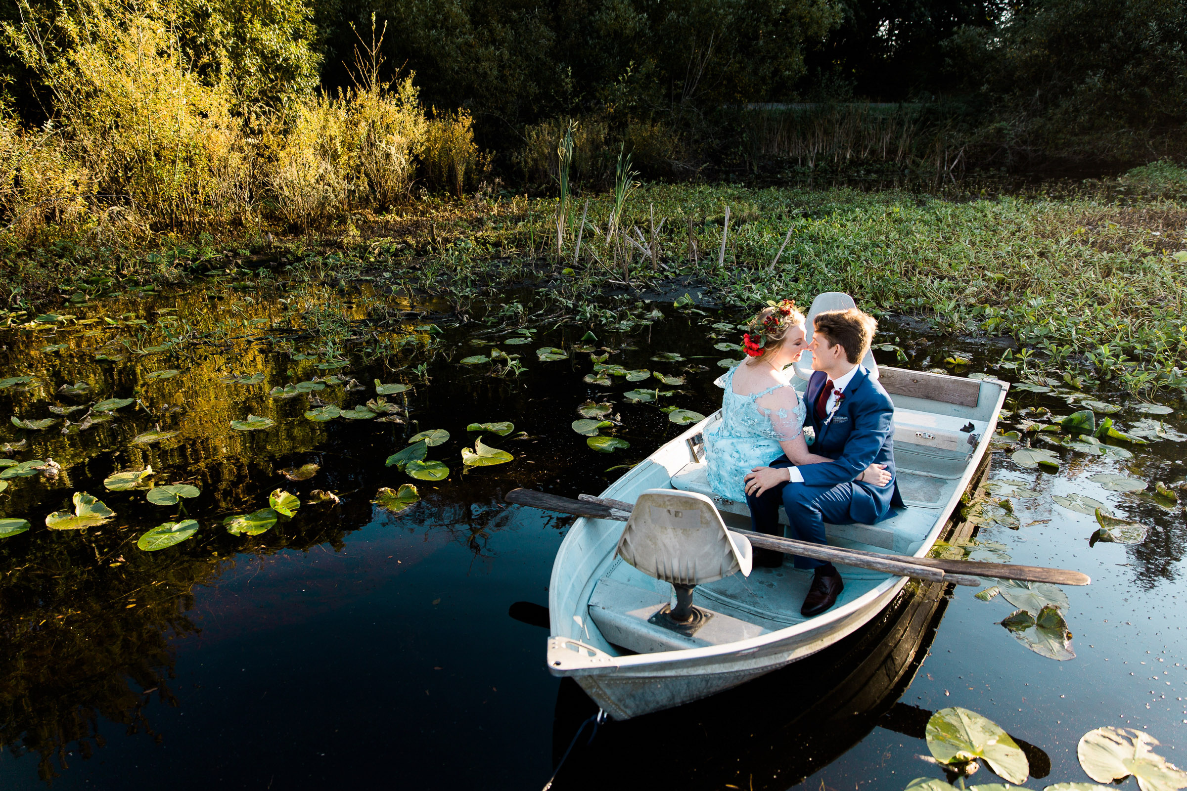 28-Black-Diamond-Gardens-Wedding-Seattle-Photographer-Bride-Groom-Rowboat-Fall-Autumn-Ceremony