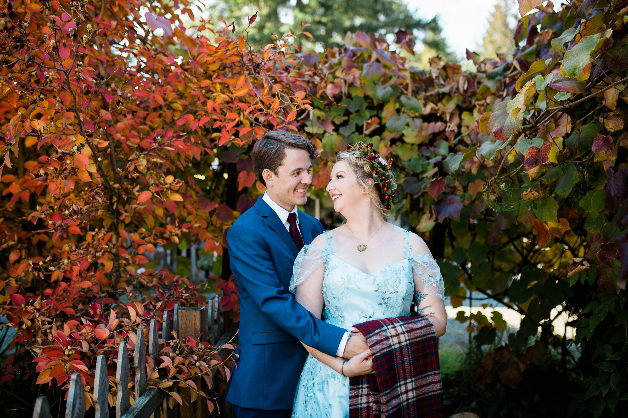 9-Black-Diamond-Gardens-Wedding-Seattle-Photographer-Bride-Groom-Portraits-Fall-Autumn-Leaves